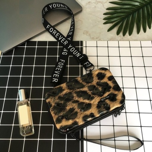 Dam crossbody väska med hård plastskal och tryck Mönster av romber Dragkedja runtom Lång rem och handtag 17,5 x 10,5 x 7 cm