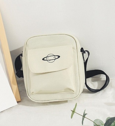 Dams crossbody-väska över axeln i oxfordtyg och polyester Främre ficka med lock och planetmotiv Mått 17 x 19 x 6 cm