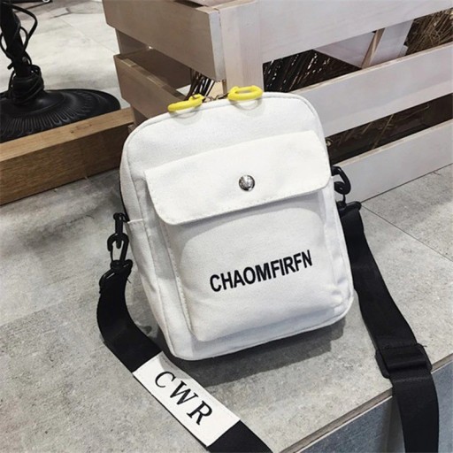 Dams crossbody väska av polyester med axelrem Framficka med lock och knapp Dragkedjestängning Bred axelrem med karbinhakar