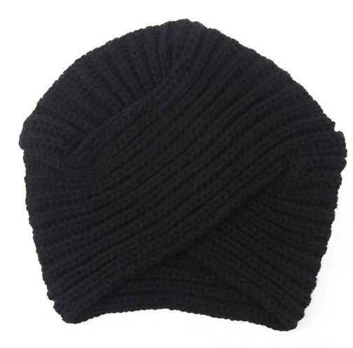 Damstickad mössa i form av en turkisk turban med korsade ränder över pannan Uttrycksfull ribbning Modern design Bomullsmaterial