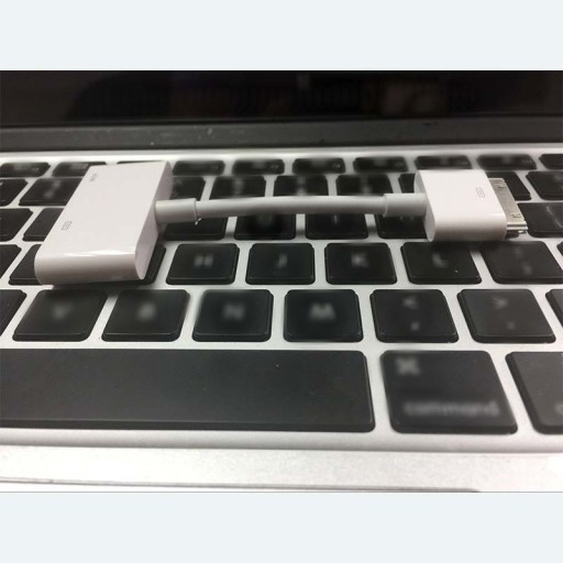 30 tűs HDMI adapter Apple 30 tűs csatlakozóval rendelkező eszközökhöz HDMI aljzat és további 30 tűs aljzat Rövid kábel Fehér kivitel