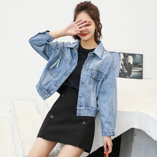 Dam kort jeansjacka med lös passform Sänkta axlar Skjortkrage Bröstficka med dragkedja och ficka med lock Ljusblå bomullsdenim