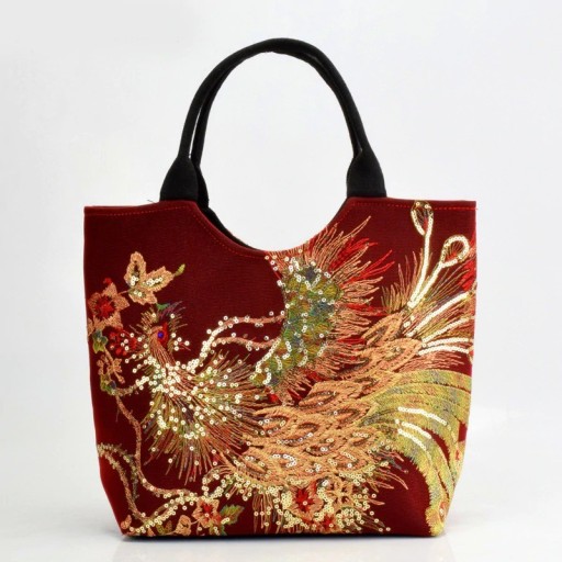Dam etnoväska med broderat motiv av fågel och blommor Gyllene paljetter Bomullsmaterial Två handtag Mått 33 x 27 x 12 cm För varje dag