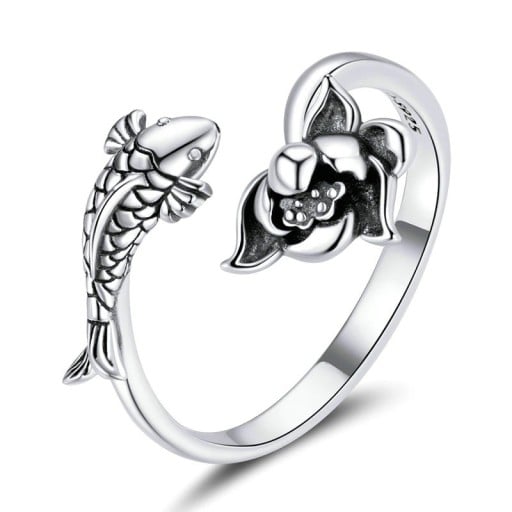 Kvinnors ring med en fisk