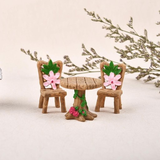 Dekorativa miniatyrbord och stolar