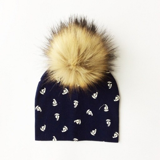 Barnmössa med lurvig pompom