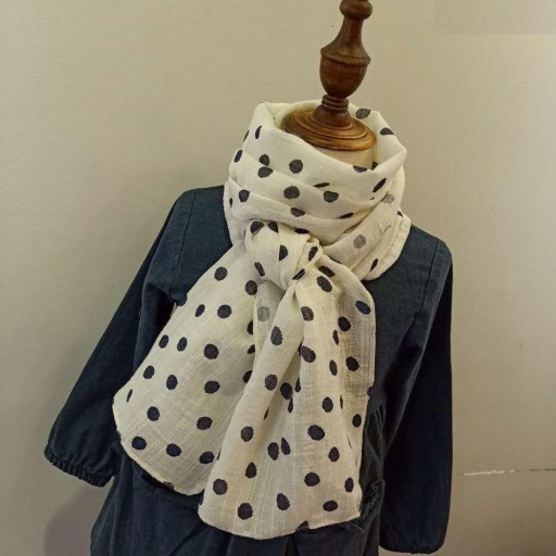 Barnscarf med prickiga A396