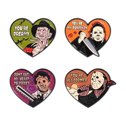 4 db-os horror karakterek szív alakú fém kitűző készlet, kb. 2,5 x 3 cm, pin jelvények, színes feliratok, ruházati kiegészítő