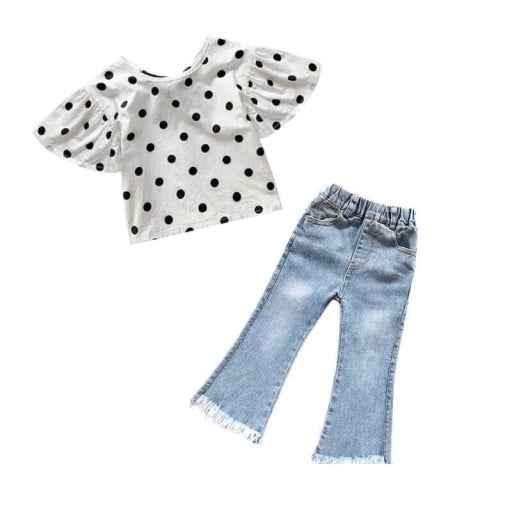 Prickiga flickblus och jeans