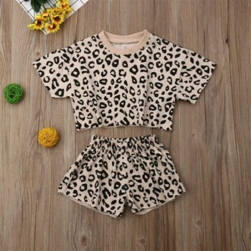 T-shirt och shorts med leopardmönstrade flickor
