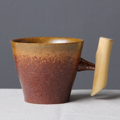Keramisk mugg med trähandtag