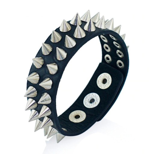 Läderarmband med spikar