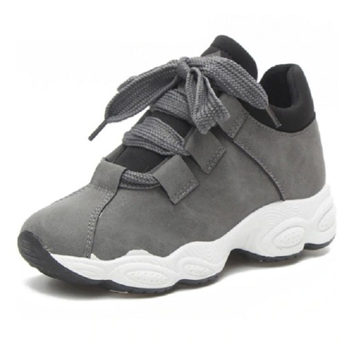 Moderna damsneakers på en plattform