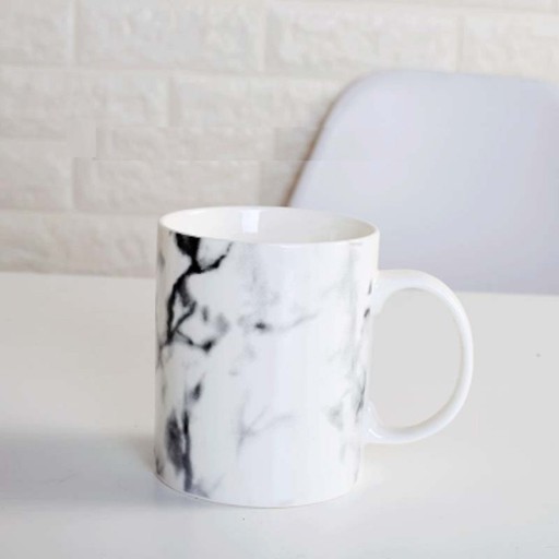 Marmorerad keramisk mugg