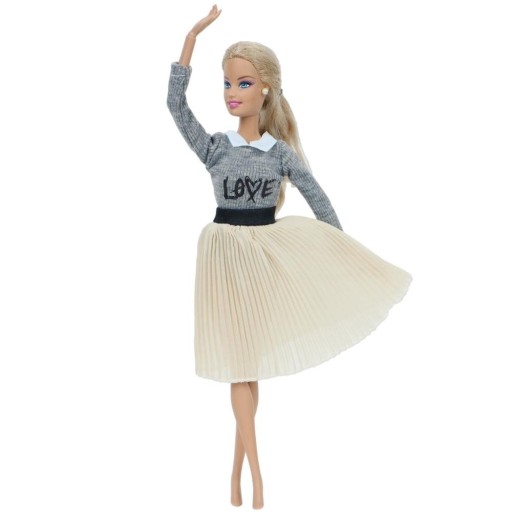 Kläder och klänningar till Barbie