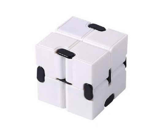 Oändlig antistresskub för rastlösa händer Åtta sammanlänkade kuber för konstant vändning Av polyeten Mått 4 x 4 x 4 cm
