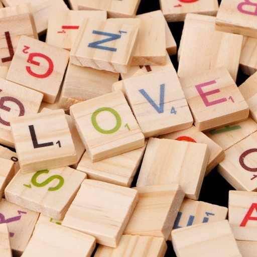 Set med färgade scrabble bokstäver 100 st.
