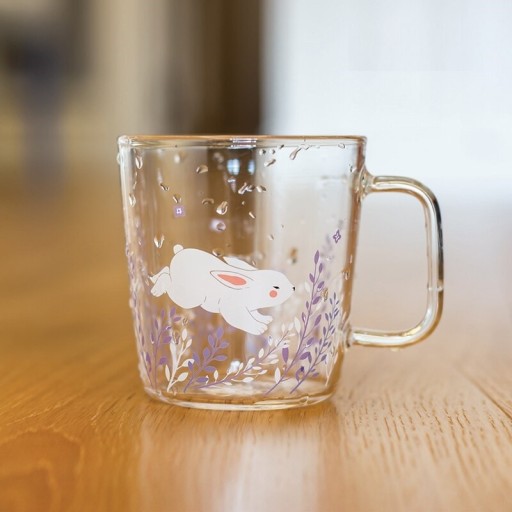 Glasmugg med en hare