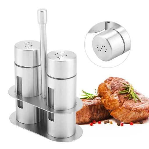 Salt och peppar shakers i ett stativ