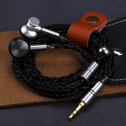 Hörlurar med flätad kabel