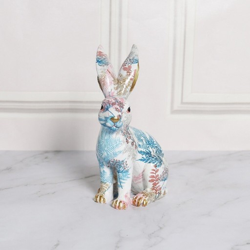 Staty av en hare med mönster