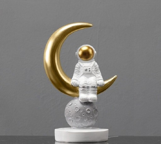 Astronaut och månstatyett