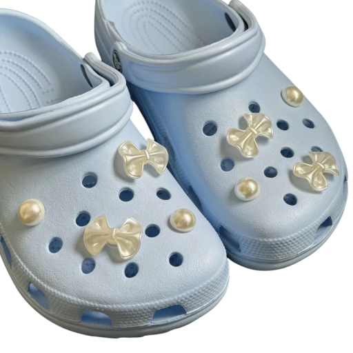 8 ks doplňky na crocs perleťové mašličky a imitace perel PVC bílé dekorace do děr bot elegantní ozdoby na obuv