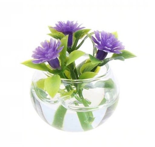 Blommor med en vas för en docka