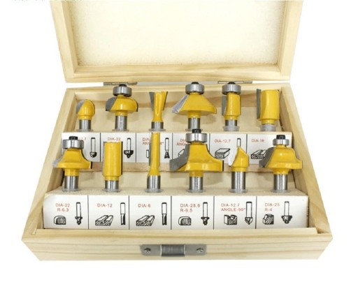 Set med 12 träformade fräsar