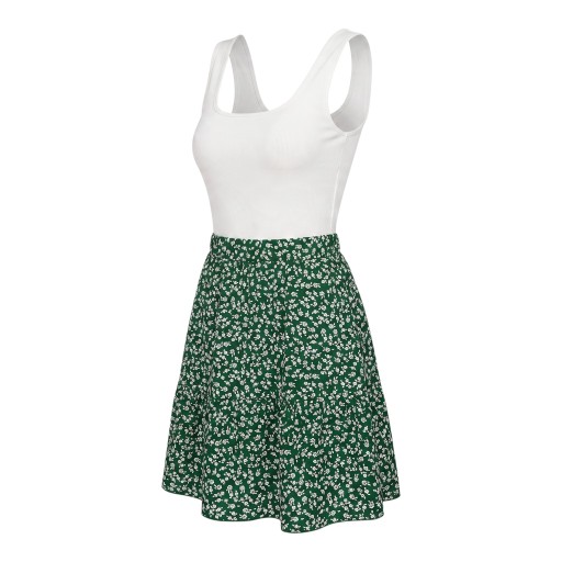 Abiti estivi mini da donna con spalline e scollatura quadrata, top bianco a costine e gonna verde con piccoli fiori bianco-verdi