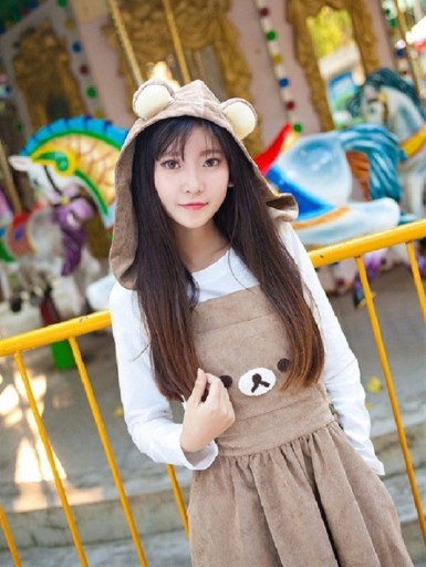 Abito con bretelle e cappuccio