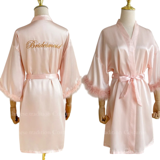 Accappatoio da donna con bordo in peluche sulle maniche Scritta Bridesmaid Chiusura in vita Accappatoio leggero in poliestere e seta artificiale Elegante accappatoio