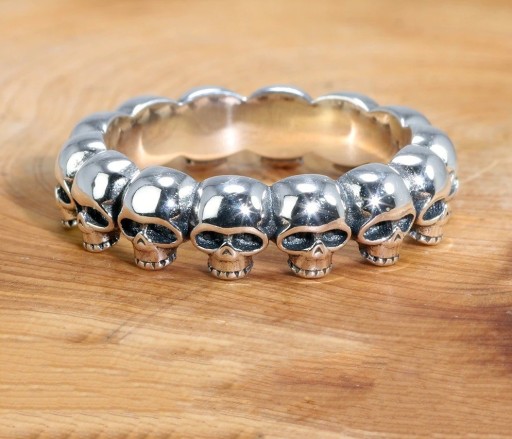 Anello con teschi
