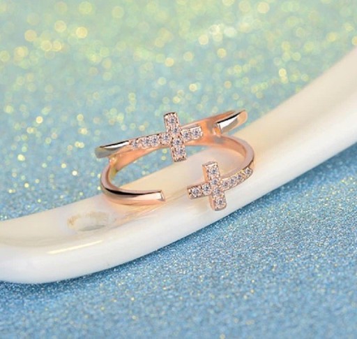 Anello da donna con croce