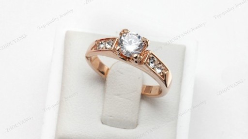 Anello da donna dorato di lusso