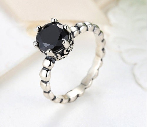 Anello elegante in argento con zirconia nera