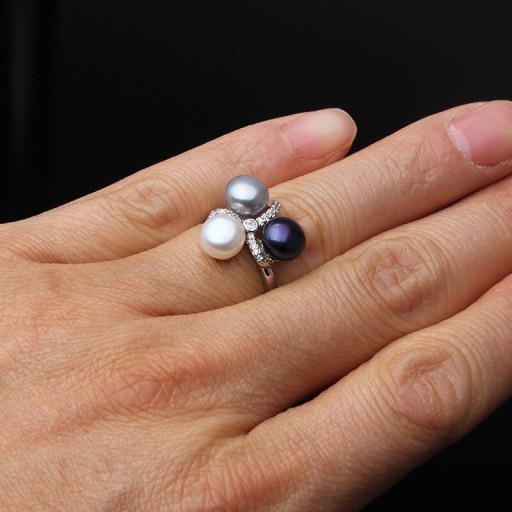 Anillo de mujer con perlas