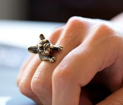 Anillo de mujer con perro