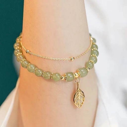 Armband aus Natursteinen 23 cm verstellbar mit Perlen und Kette metallische Details Anhänger Blatt Schmuckzubehör