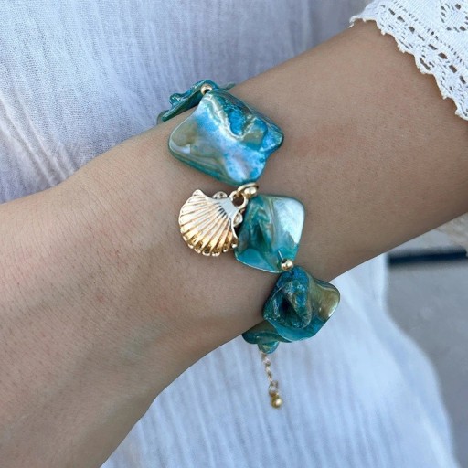 Armband mit Perlmutt-Elementen und Muschel-Anhänger, unregelmäßige Formen, Damenarmband mit maritimem Motiv