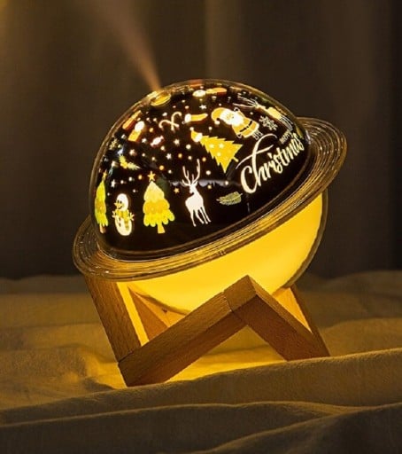 Aromatyzer w kształcie planety z pierścieniem i podświetleniem Na stojaku w wyglądzie drewna Zbiornik 200 ml Zasilanie przez USB Moc 2 W