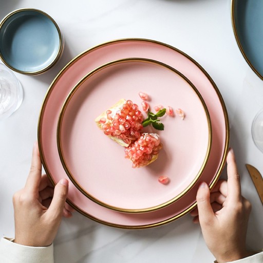 Assiette avec bord doré