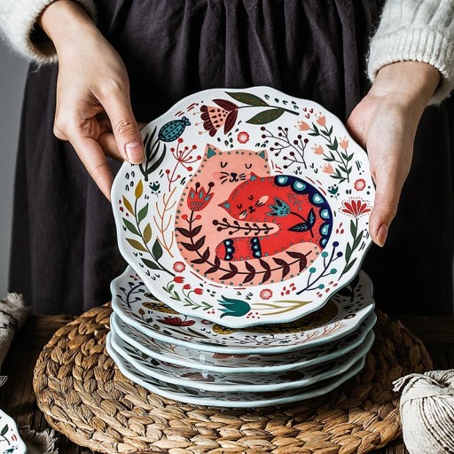 Assiette avec un chat et des ornements