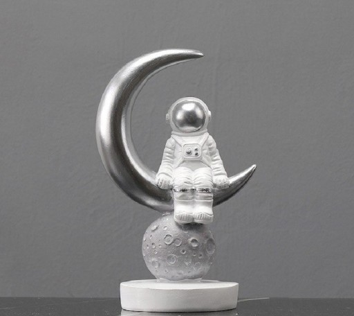 Astronaut og månestatue