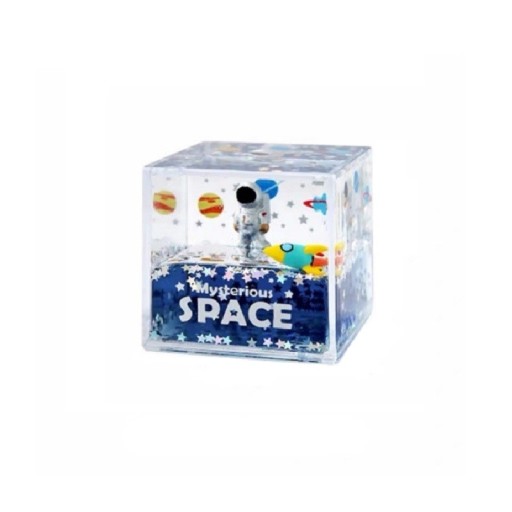 Astronautti rakettikoristeen kanssa