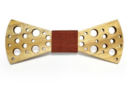 Aus Holz geschnitzte Fliege J652