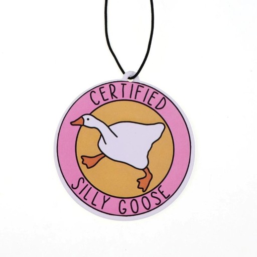 Autóba akasztható légfrissítő, gúnár, „certified silly goose” felirattal, illatos akasztó, színes dekoráció az autó belsejébe