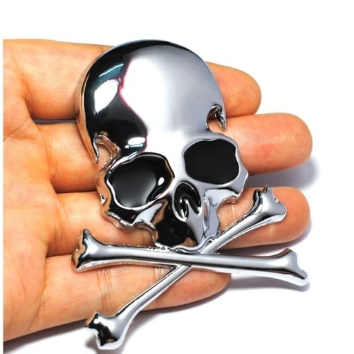 Autocolant 3D metalic pentru mașină în formă de craniu cu oase încrucișate Suprafață lucioasă argintie cu detalii negre Aliaj de zinc 7,2 x 6 cm