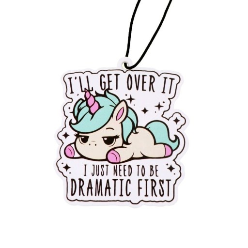 Autós légfrissítő egy szivárványos unikornissal felirattal: I’ll get over it I just need to be dramatic first 6,5 × 6,7 cm dekoráció