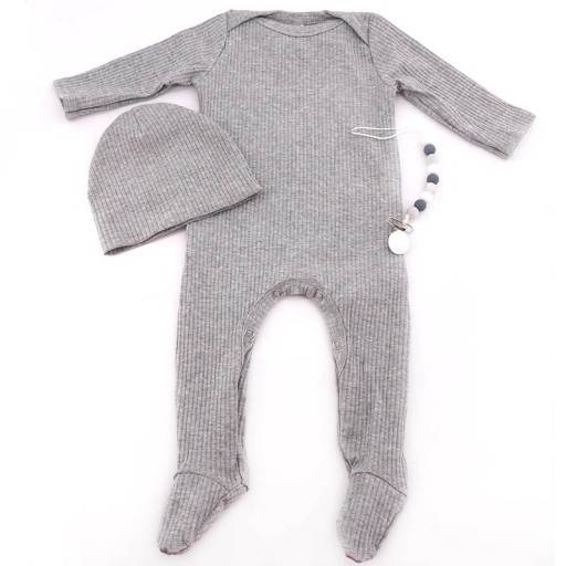 Baby jumpsuit med mössa och nappklämma T2679